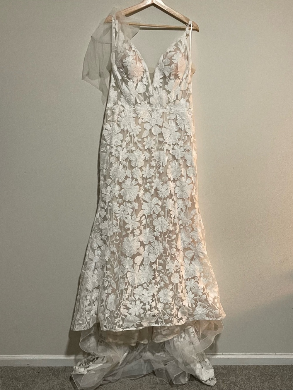 Vow'd White and Nude Floral Lace Wedding Dress Size 16